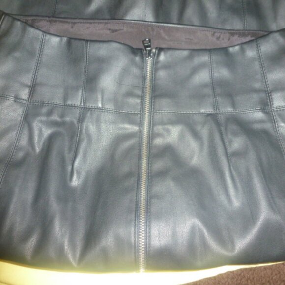 Express “leather” midi pencil skirt. Size 6 - Picture 4 of 13